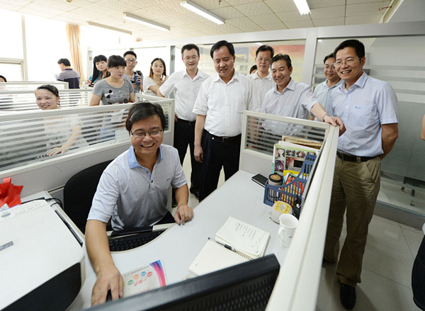 省委常委、常務(wù)副省長陳肇雄一行到訪高新區(qū)大學(xué)生創(chuàng)業(yè)園.jpg